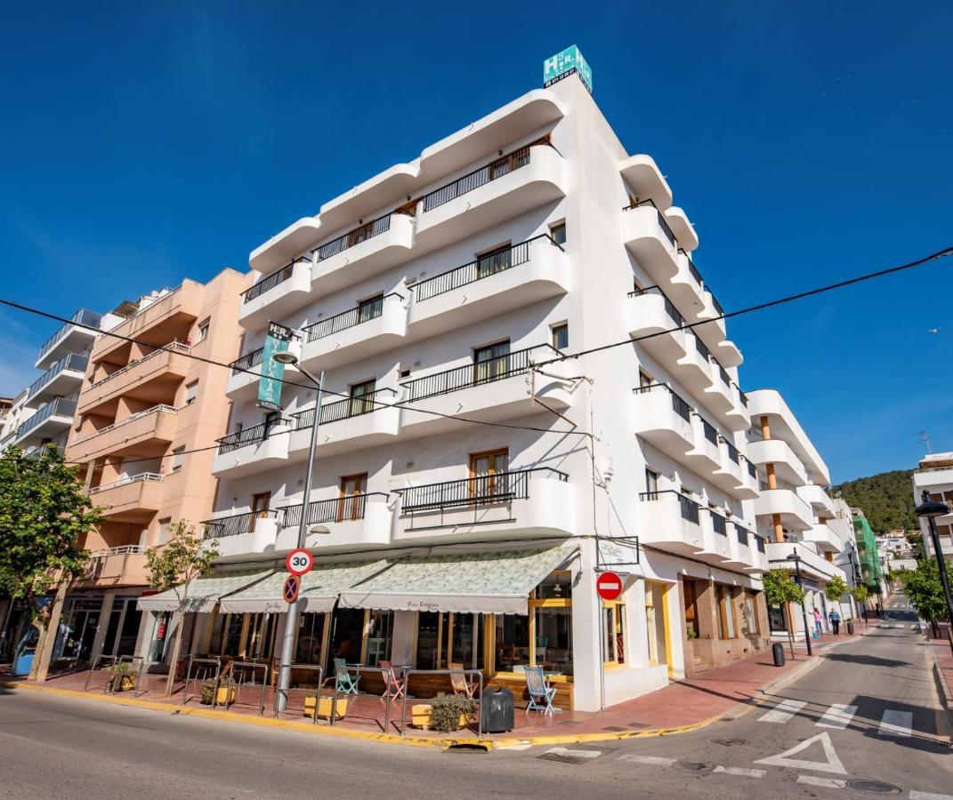 Hostal Y Apartamentos Santa Eulalia ซานตาเอวเลเรียเดสริว ภายนอก รูปภาพ
