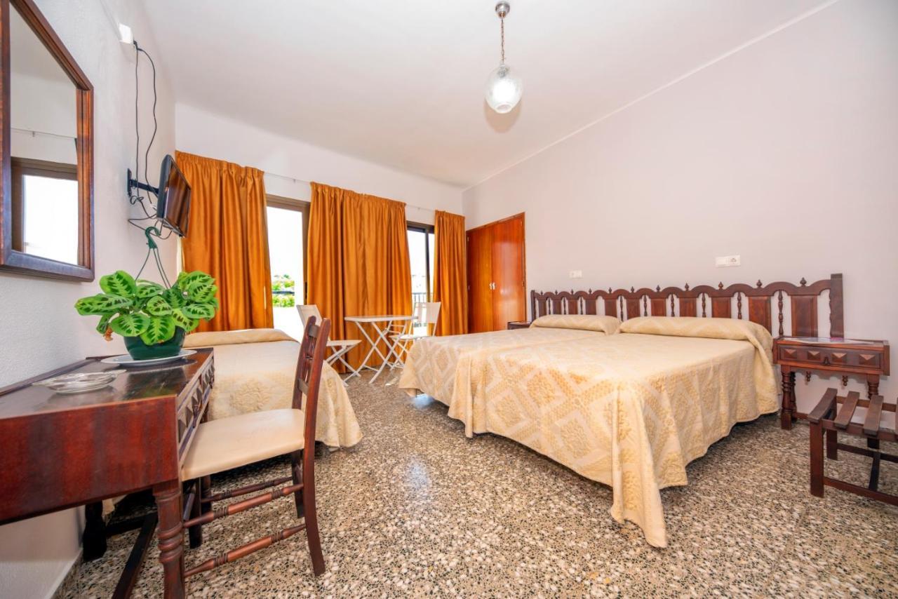 Hostal Y Apartamentos Santa Eulalia ซานตาเอวเลเรียเดสริว ภายนอก รูปภาพ