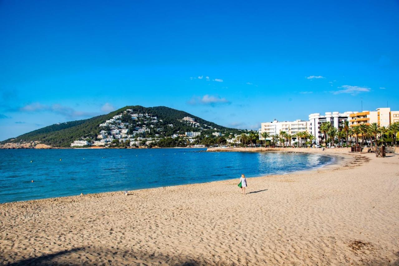 Hostal Y Apartamentos Santa Eulalia ซานตาเอวเลเรียเดสริว ภายนอก รูปภาพ
