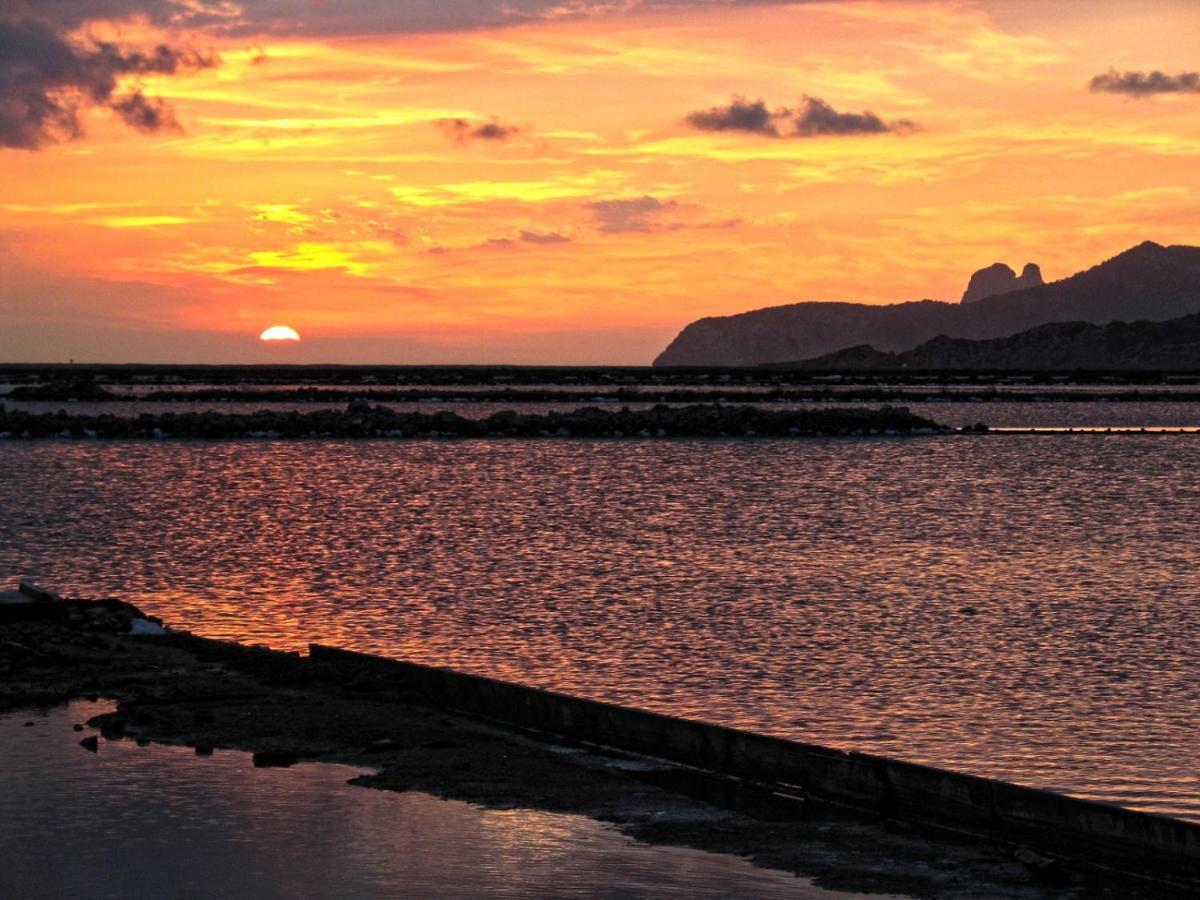 Hostal Y Apartamentos Santa Eulalia ซานตาเอวเลเรียเดสริว ภายนอก รูปภาพ