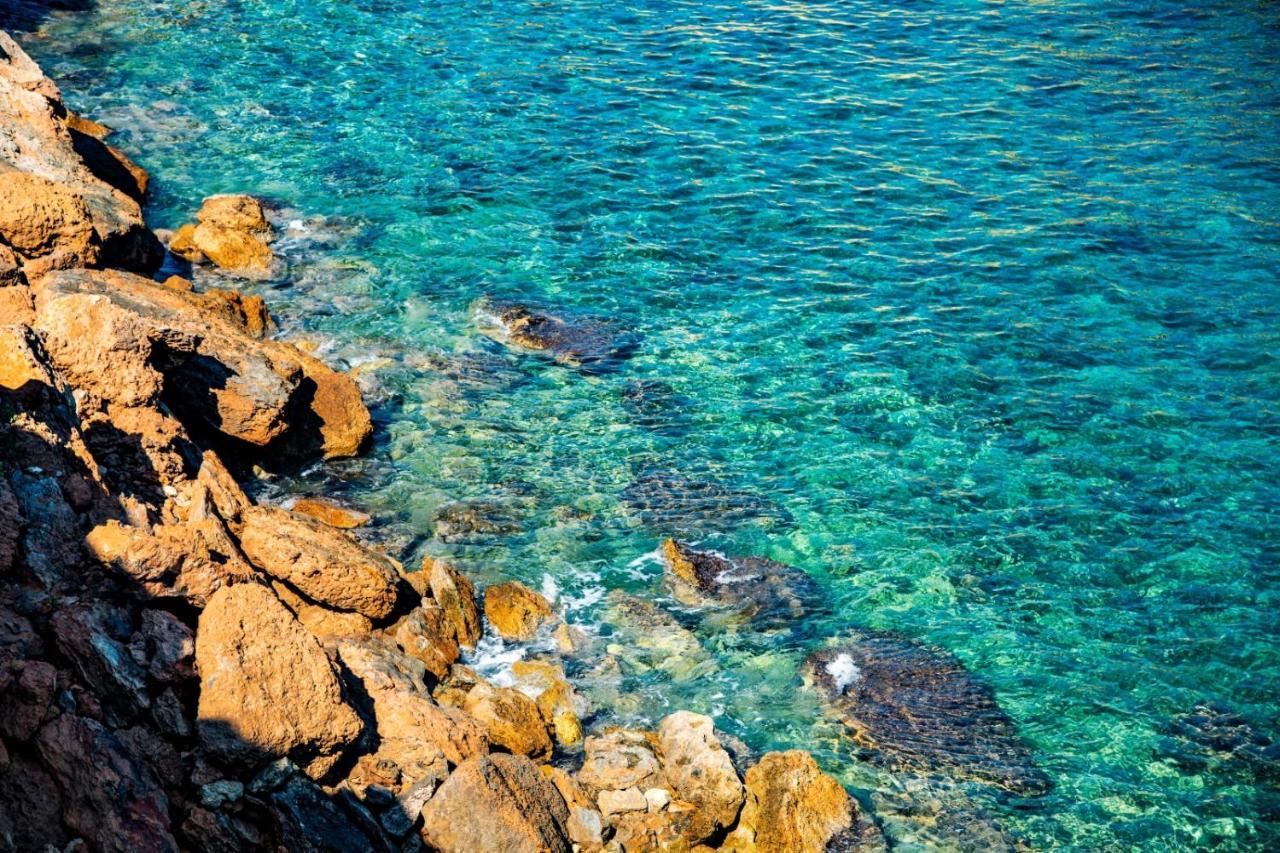 Hostal Y Apartamentos Santa Eulalia ซานตาเอวเลเรียเดสริว ภายนอก รูปภาพ