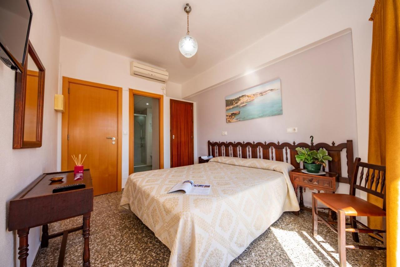 Hostal Y Apartamentos Santa Eulalia ซานตาเอวเลเรียเดสริว ภายนอก รูปภาพ