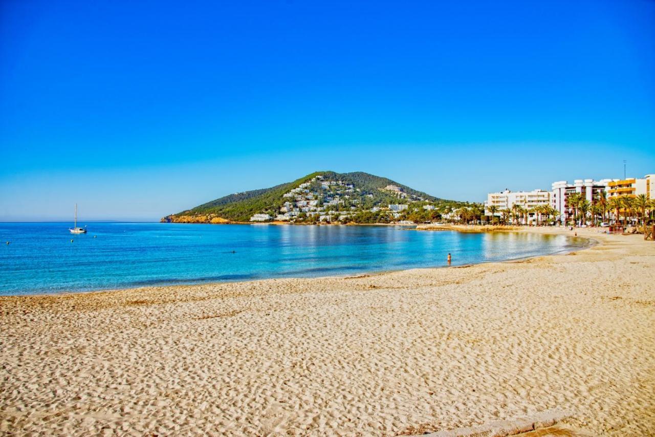 Hostal Y Apartamentos Santa Eulalia ซานตาเอวเลเรียเดสริว ภายนอก รูปภาพ