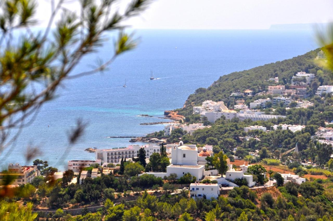 Hostal Y Apartamentos Santa Eulalia ซานตาเอวเลเรียเดสริว ภายนอก รูปภาพ