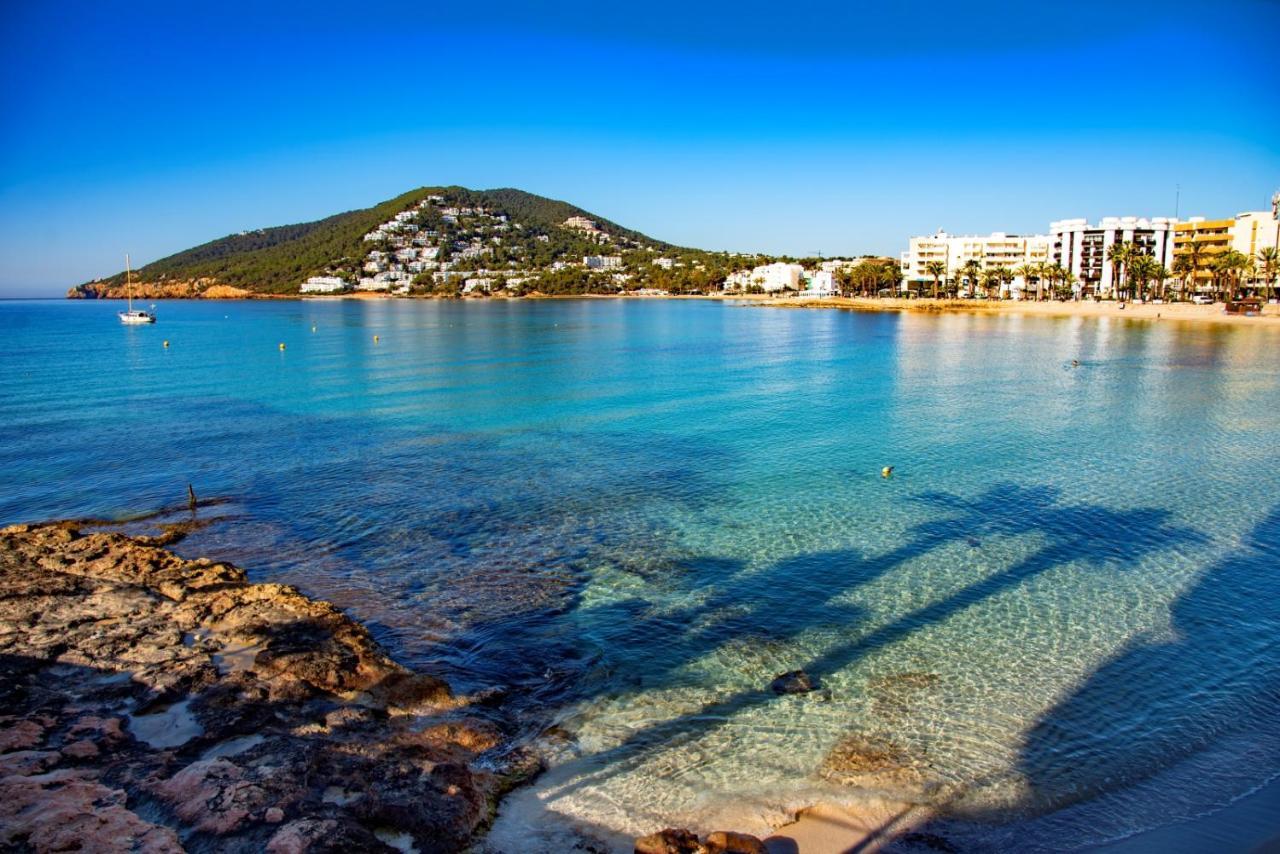 Hostal Y Apartamentos Santa Eulalia ซานตาเอวเลเรียเดสริว ภายนอก รูปภาพ