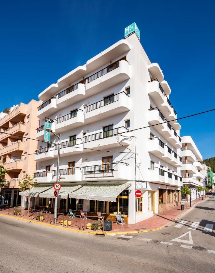 Hostal Y Apartamentos Santa Eulalia ซานตาเอวเลเรียเดสริว ภายนอก รูปภาพ