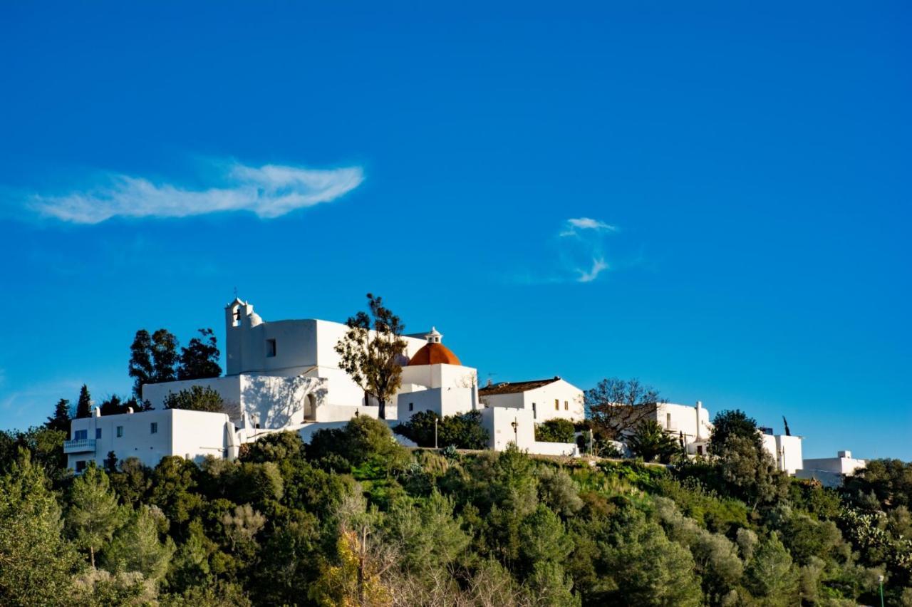 Hostal Y Apartamentos Santa Eulalia ซานตาเอวเลเรียเดสริว ภายนอก รูปภาพ
