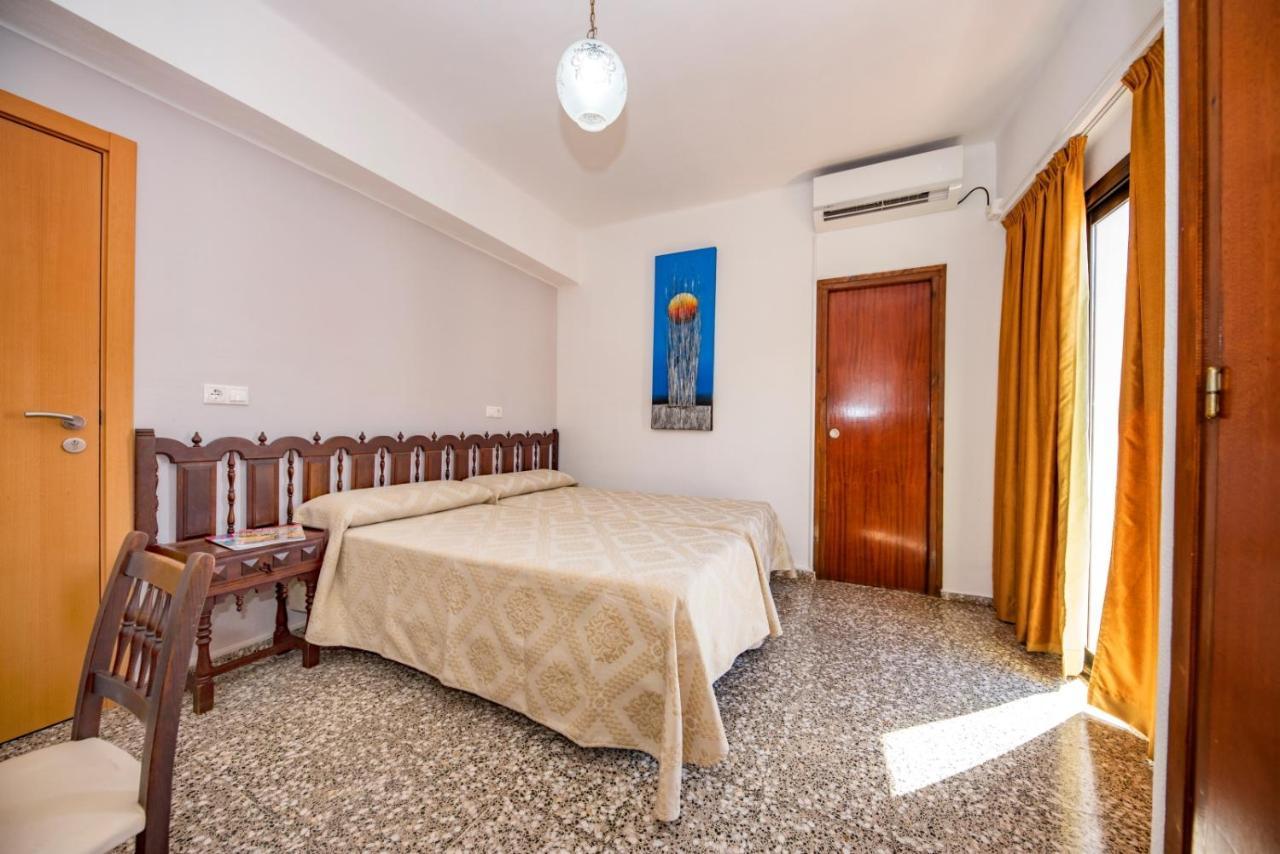 Hostal Y Apartamentos Santa Eulalia ซานตาเอวเลเรียเดสริว ภายนอก รูปภาพ