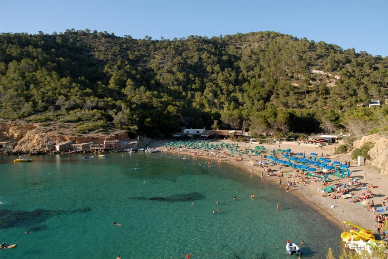 Hostal Y Apartamentos Santa Eulalia ซานตาเอวเลเรียเดสริว ภายนอก รูปภาพ