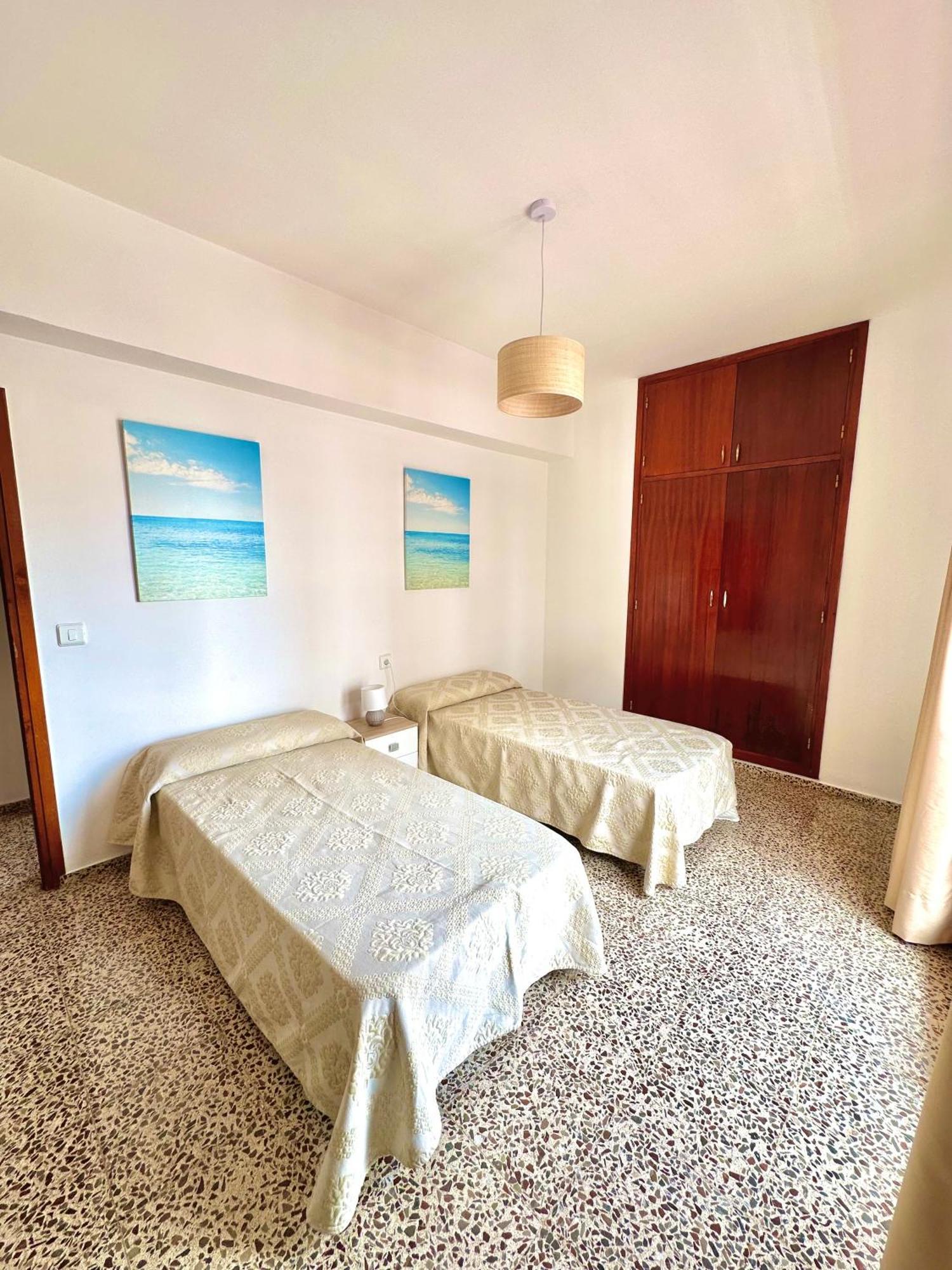 Hostal Y Apartamentos Santa Eulalia ซานตาเอวเลเรียเดสริว ภายนอก รูปภาพ