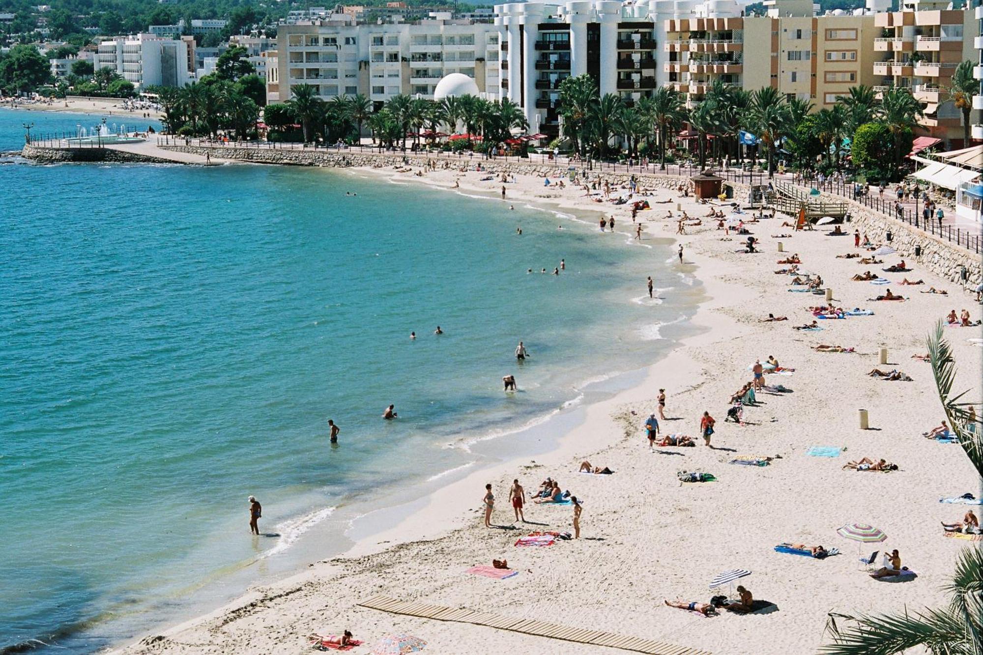 Hostal Y Apartamentos Santa Eulalia ซานตาเอวเลเรียเดสริว ภายนอก รูปภาพ