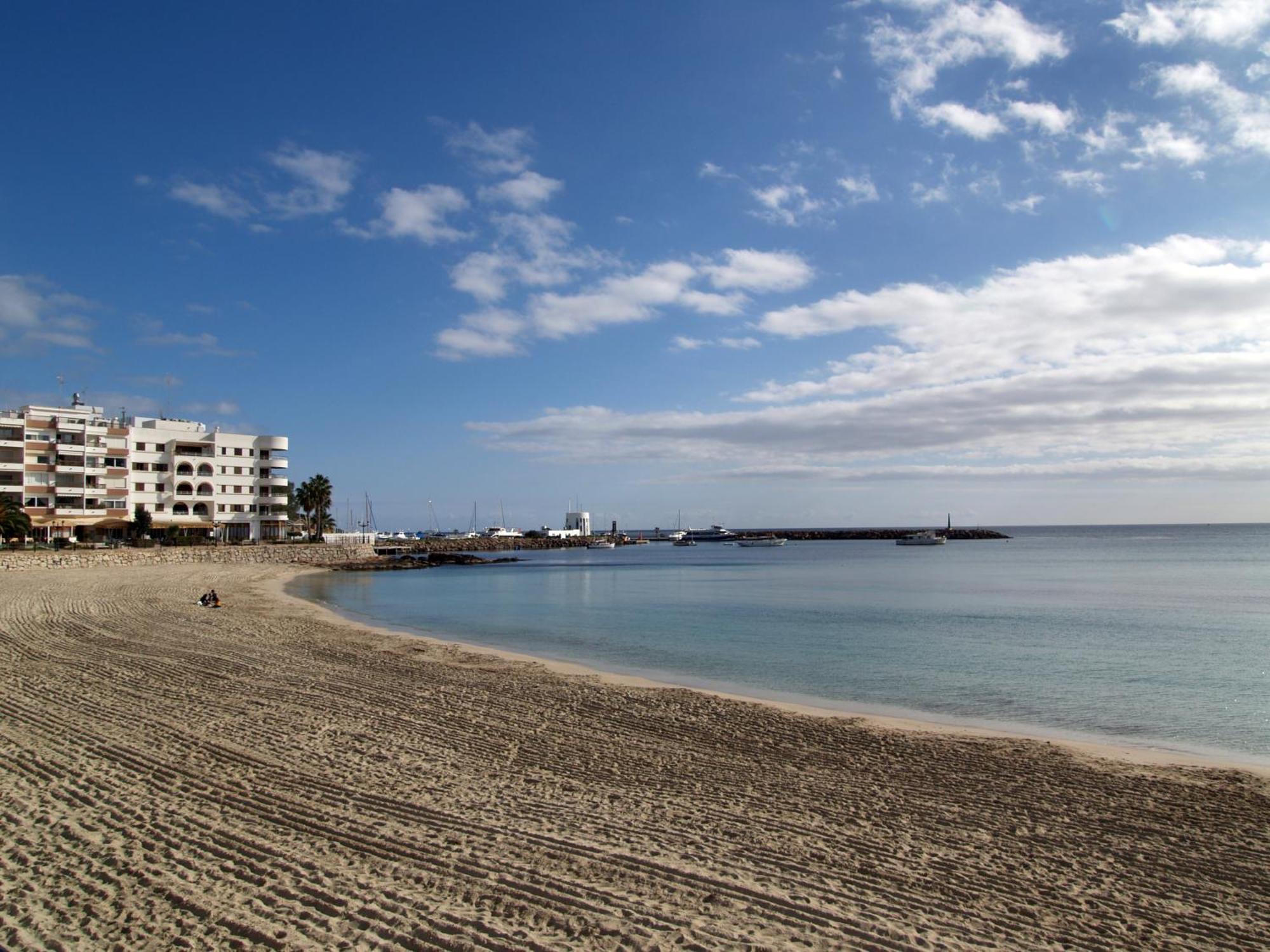 Hostal Y Apartamentos Santa Eulalia ซานตาเอวเลเรียเดสริว ภายนอก รูปภาพ