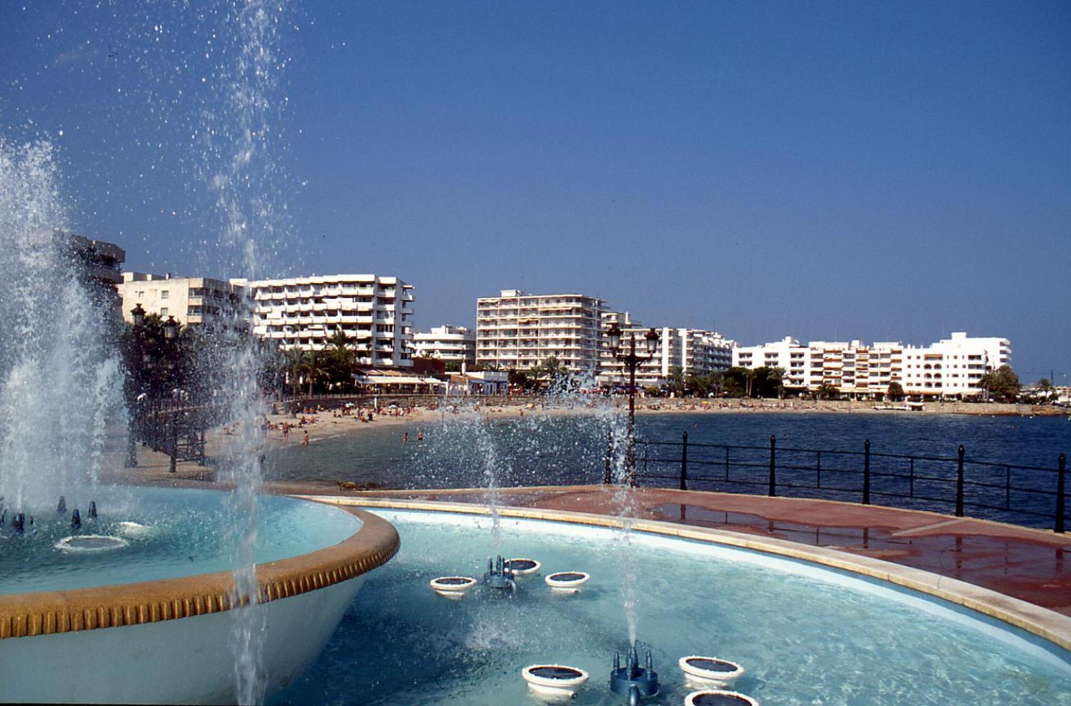 Hostal Y Apartamentos Santa Eulalia ซานตาเอวเลเรียเดสริว ภายนอก รูปภาพ