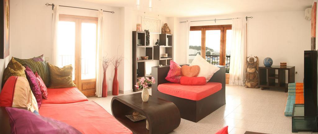 Hostal Y Apartamentos Santa Eulalia ซานตาเอวเลเรียเดสริว ภายนอก รูปภาพ
