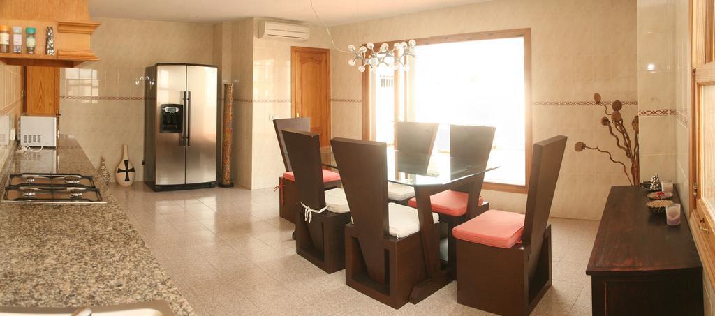 Hostal Y Apartamentos Santa Eulalia ซานตาเอวเลเรียเดสริว ภายนอก รูปภาพ