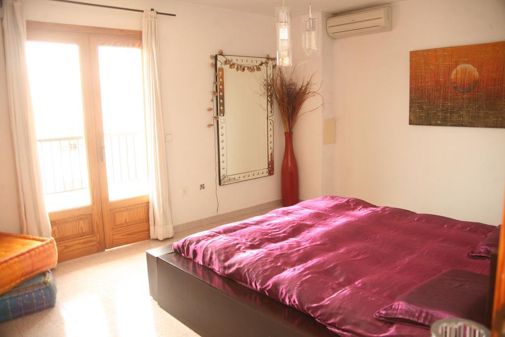 Hostal Y Apartamentos Santa Eulalia ซานตาเอวเลเรียเดสริว ภายนอก รูปภาพ