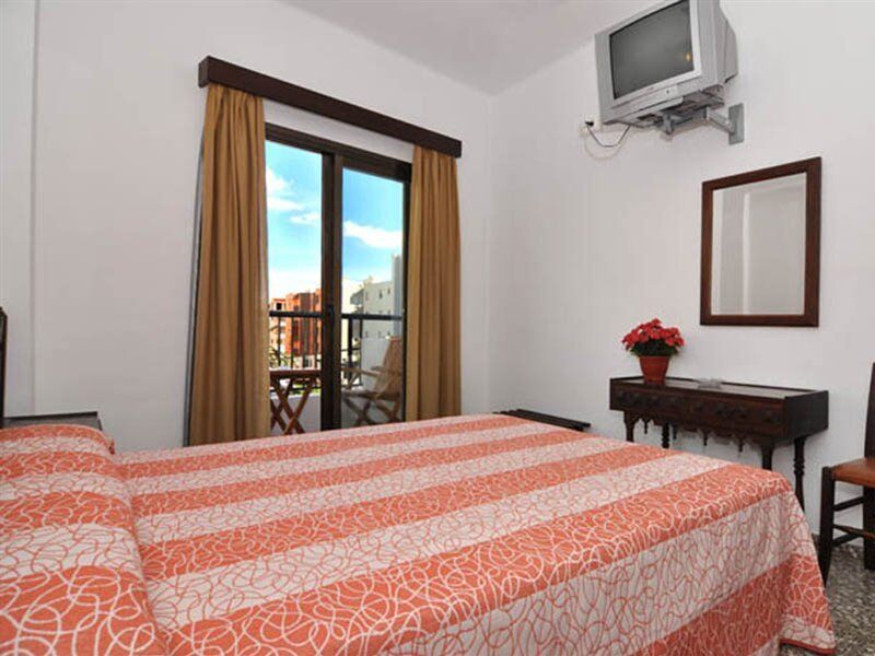 Hostal Y Apartamentos Santa Eulalia ซานตาเอวเลเรียเดสริว ภายนอก รูปภาพ