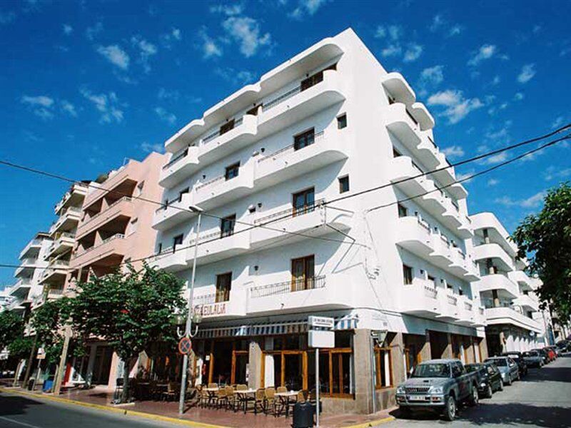 Hostal Y Apartamentos Santa Eulalia ซานตาเอวเลเรียเดสริว ภายนอก รูปภาพ
