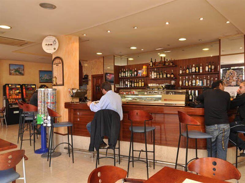 Hostal Y Apartamentos Santa Eulalia ซานตาเอวเลเรียเดสริว ภายนอก รูปภาพ